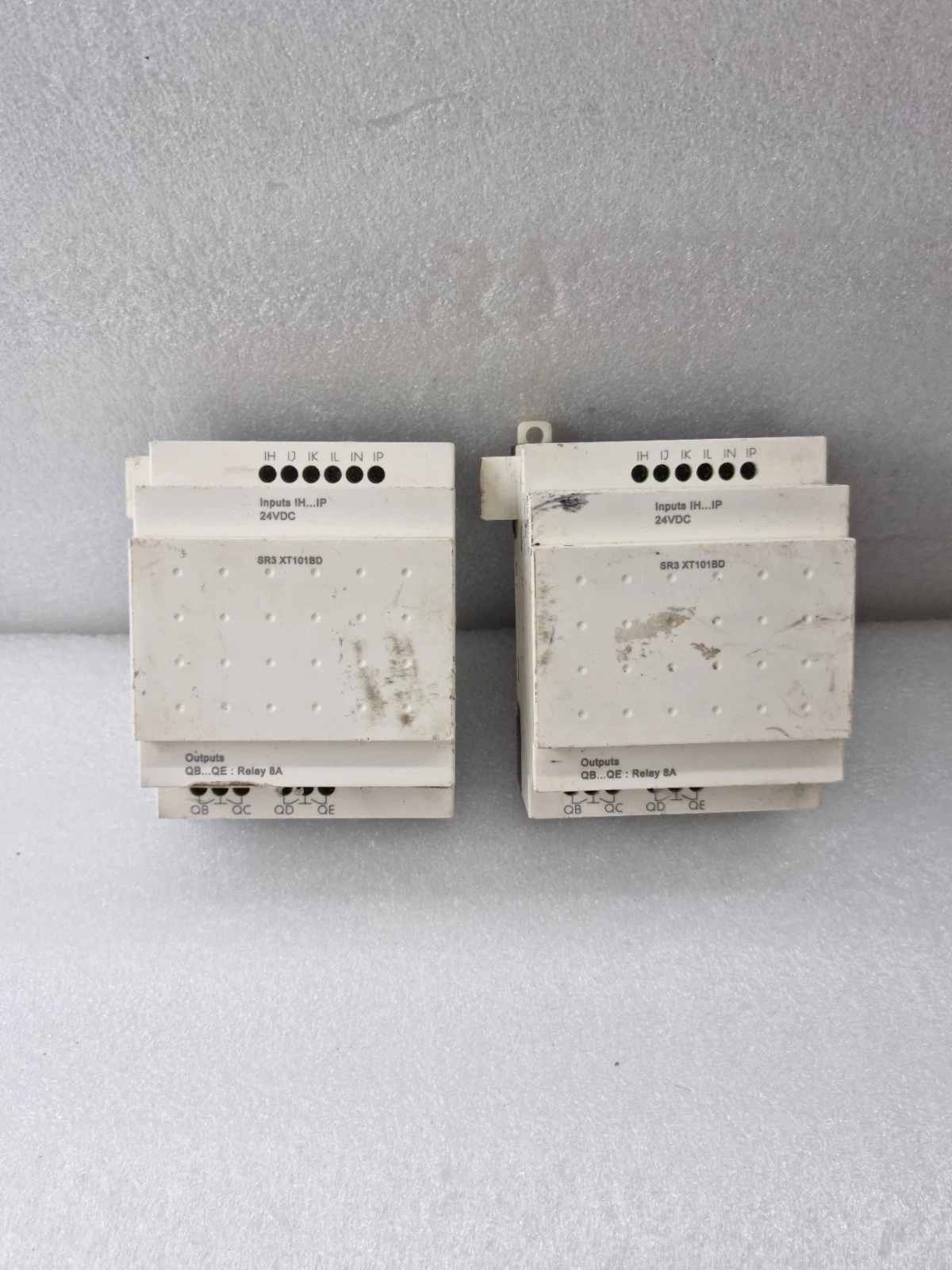 LOT OF 2 PCS SCHNEIDER TELEMECANIQUE SR3 XT101BD ZELIO LOGIC EXPANSION IO MODULE